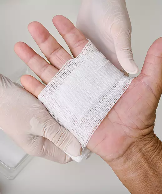 changement pansement main soin domicile gant blanc